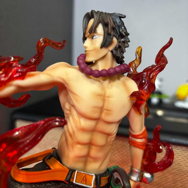 Mô hình Ace chỉ tay siêu ngầu 30 cm có LED - One Piece