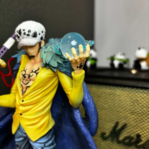 Mô hình Trafalgar Law mẫu mới 30 cm có LED - One Piece