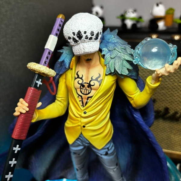 Mô hình Trafalgar Law mẫu mới 30 cm có LED - One Piece