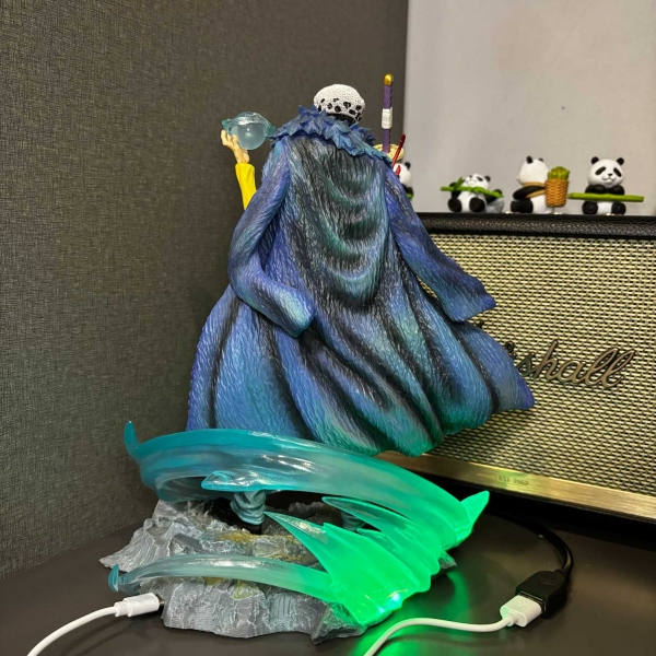 Mô hình Trafalgar Law mẫu mới 30 cm có LED - One Piece