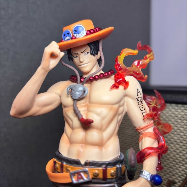 Mô hình Ace cầm nón mẫu mới 24 cm - One Piece